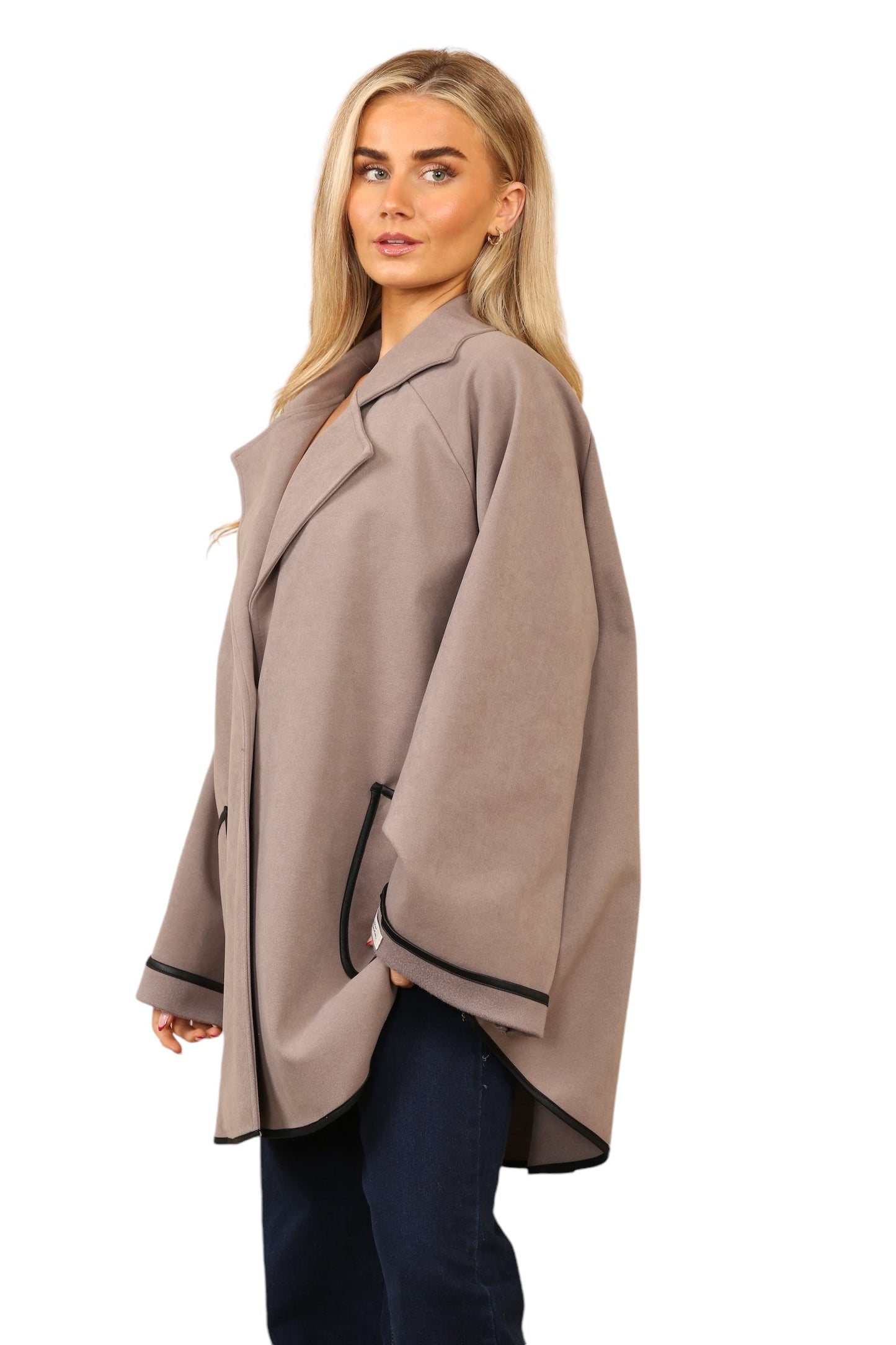 Single button jacket with black cuff and pockets trim