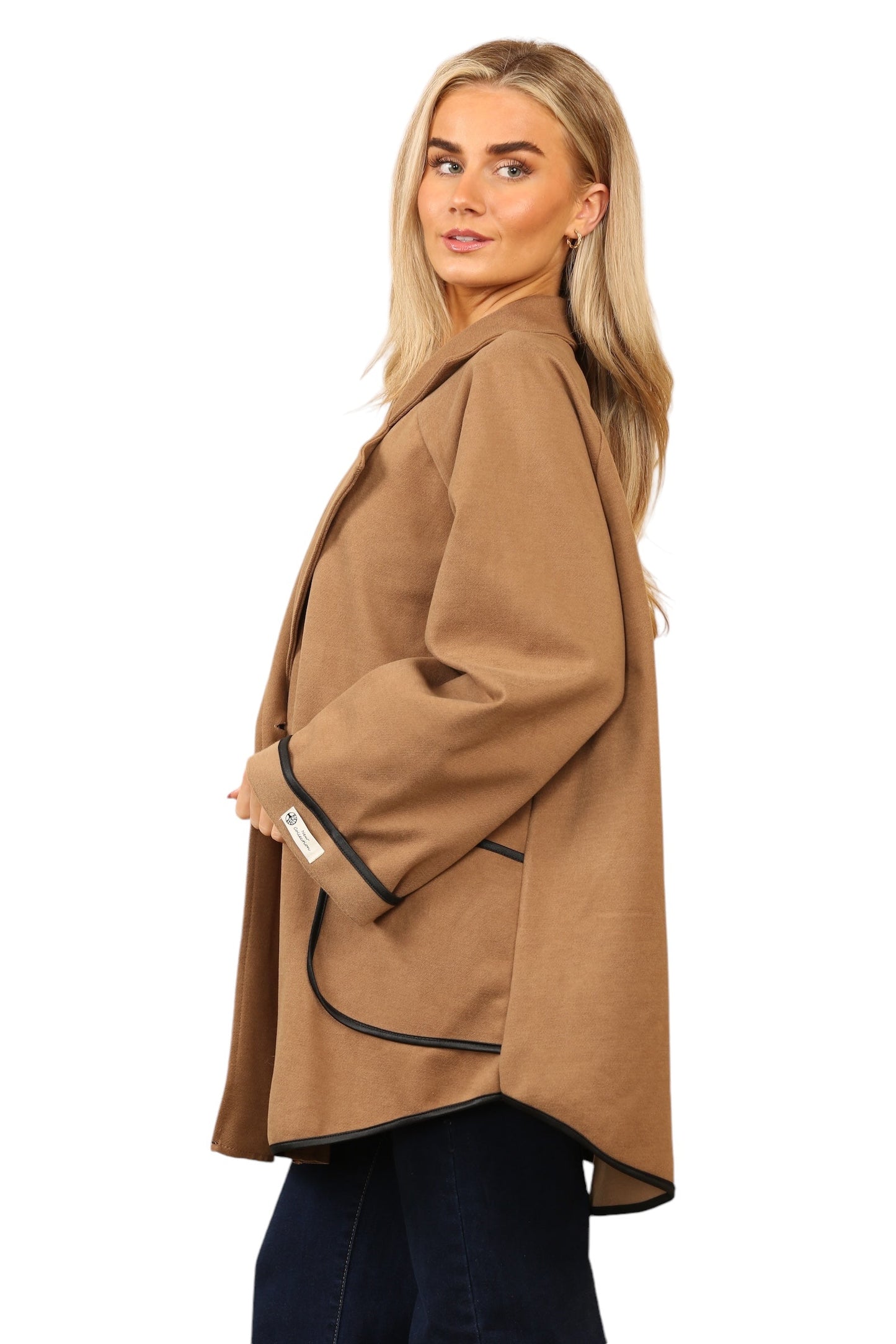 Single button jacket with black cuff and pockets trim