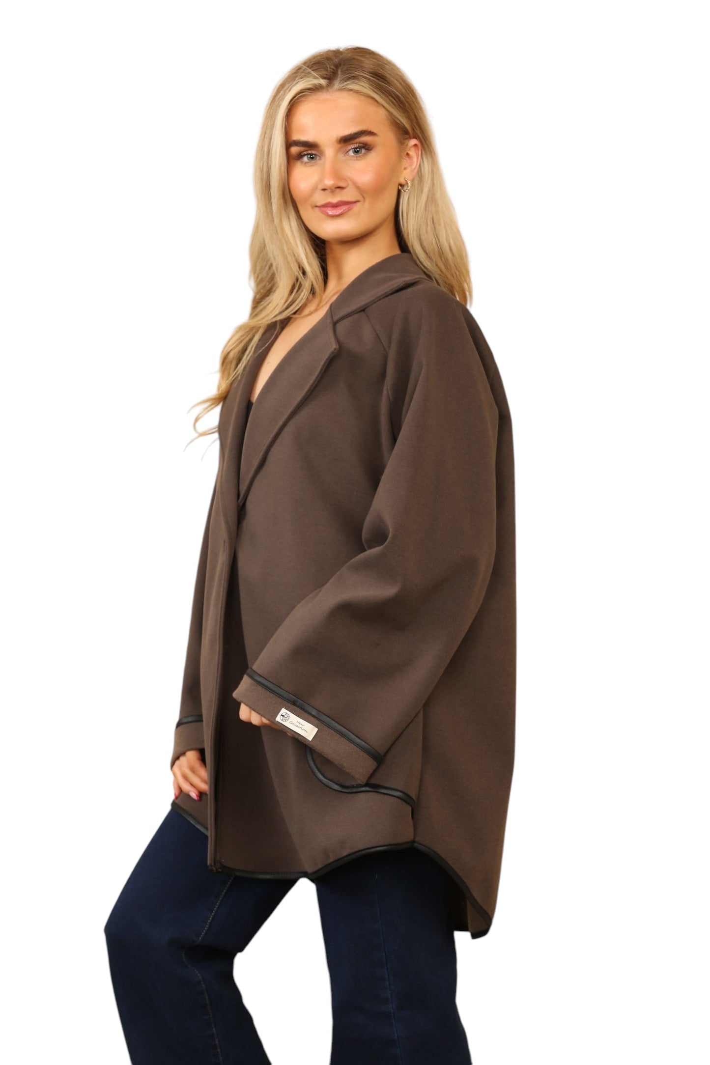 Single button jacket with black cuff and pockets trim