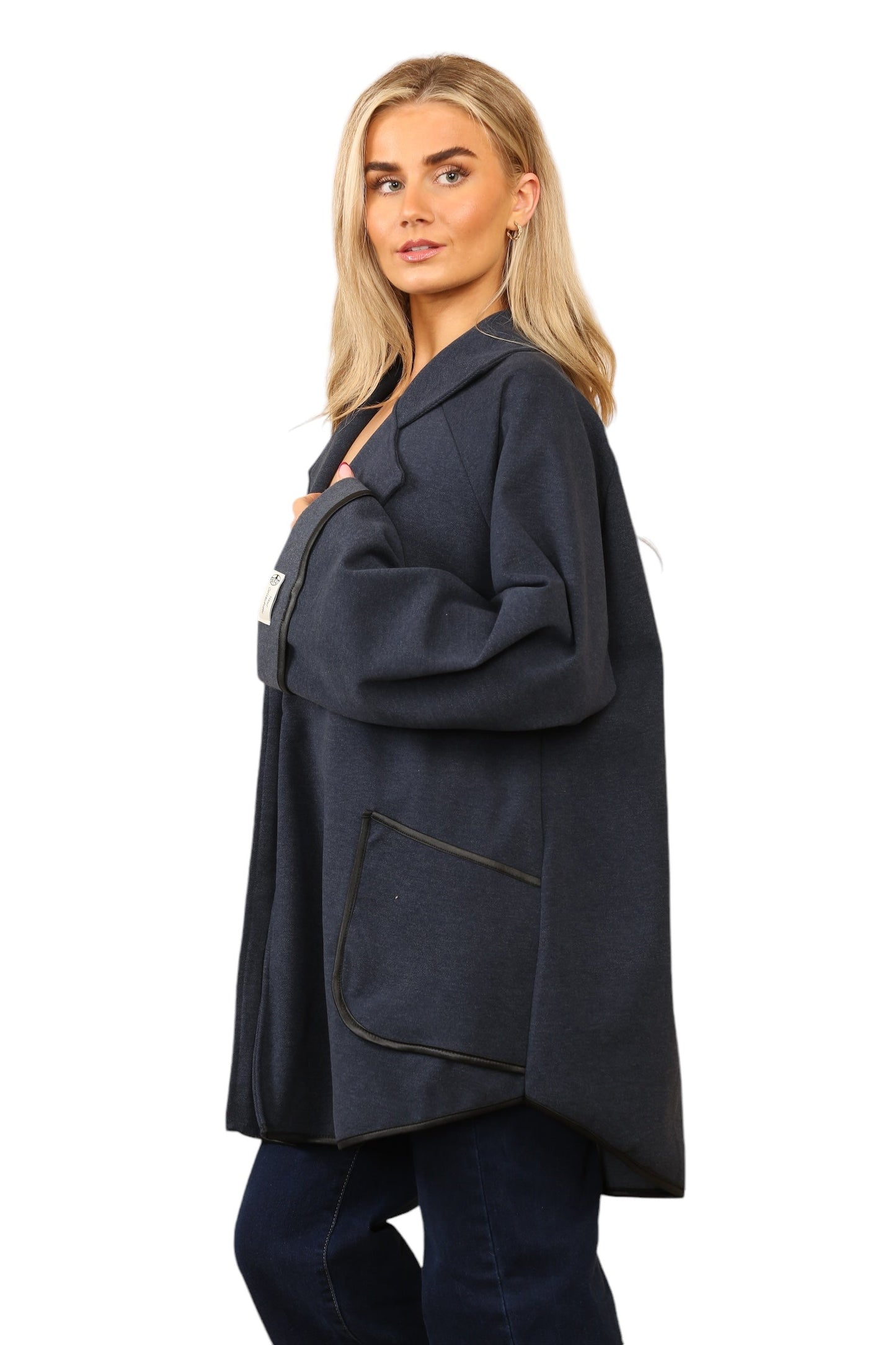 Single button jacket with black cuff and pockets trim